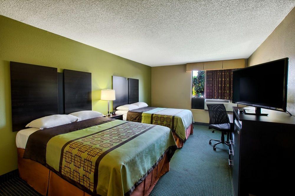 Super 8 By Wyndham Raleigh North East Hotel Exterior photo
