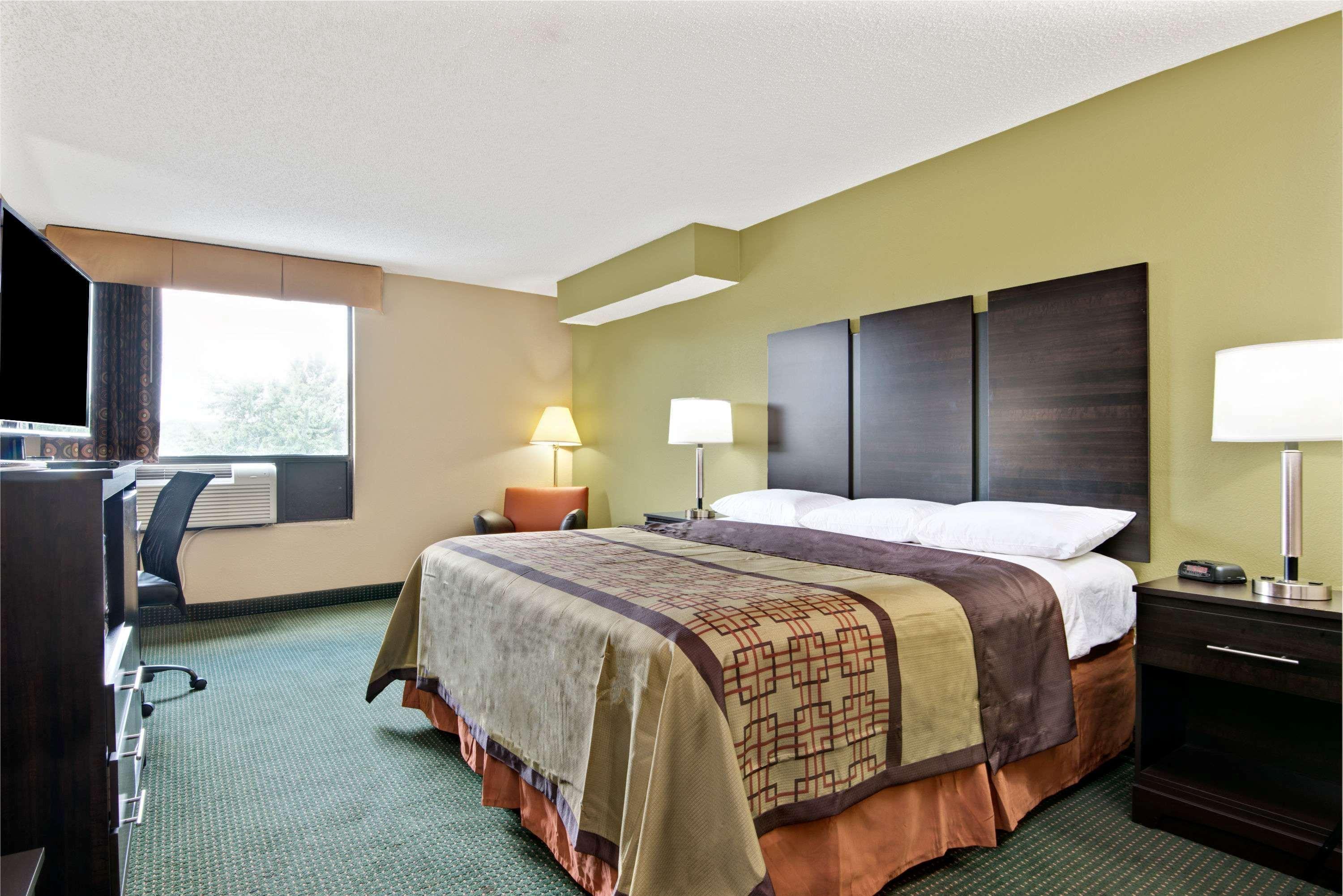 Super 8 By Wyndham Raleigh North East Hotel Exterior photo
