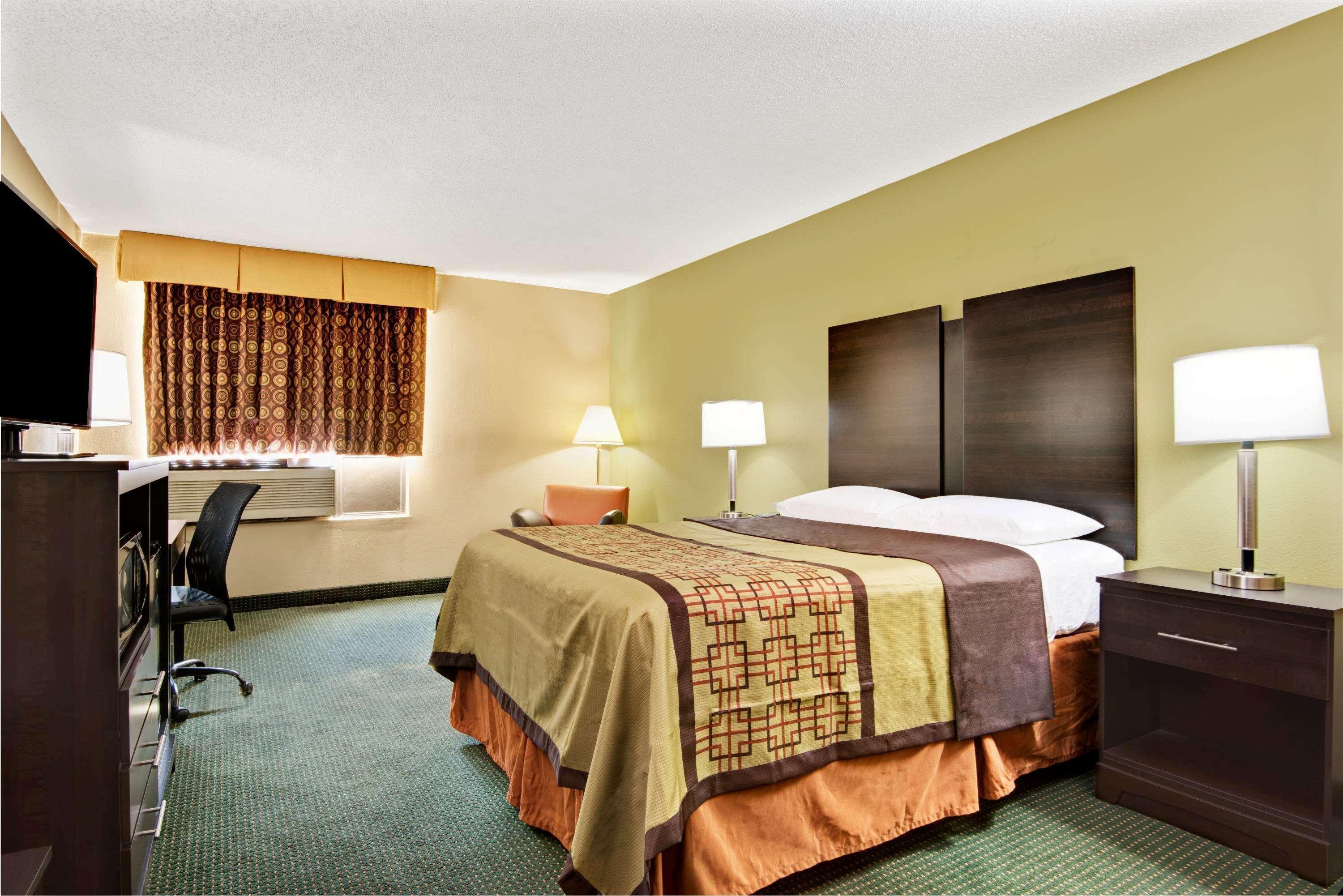 Super 8 By Wyndham Raleigh North East Hotel Exterior photo