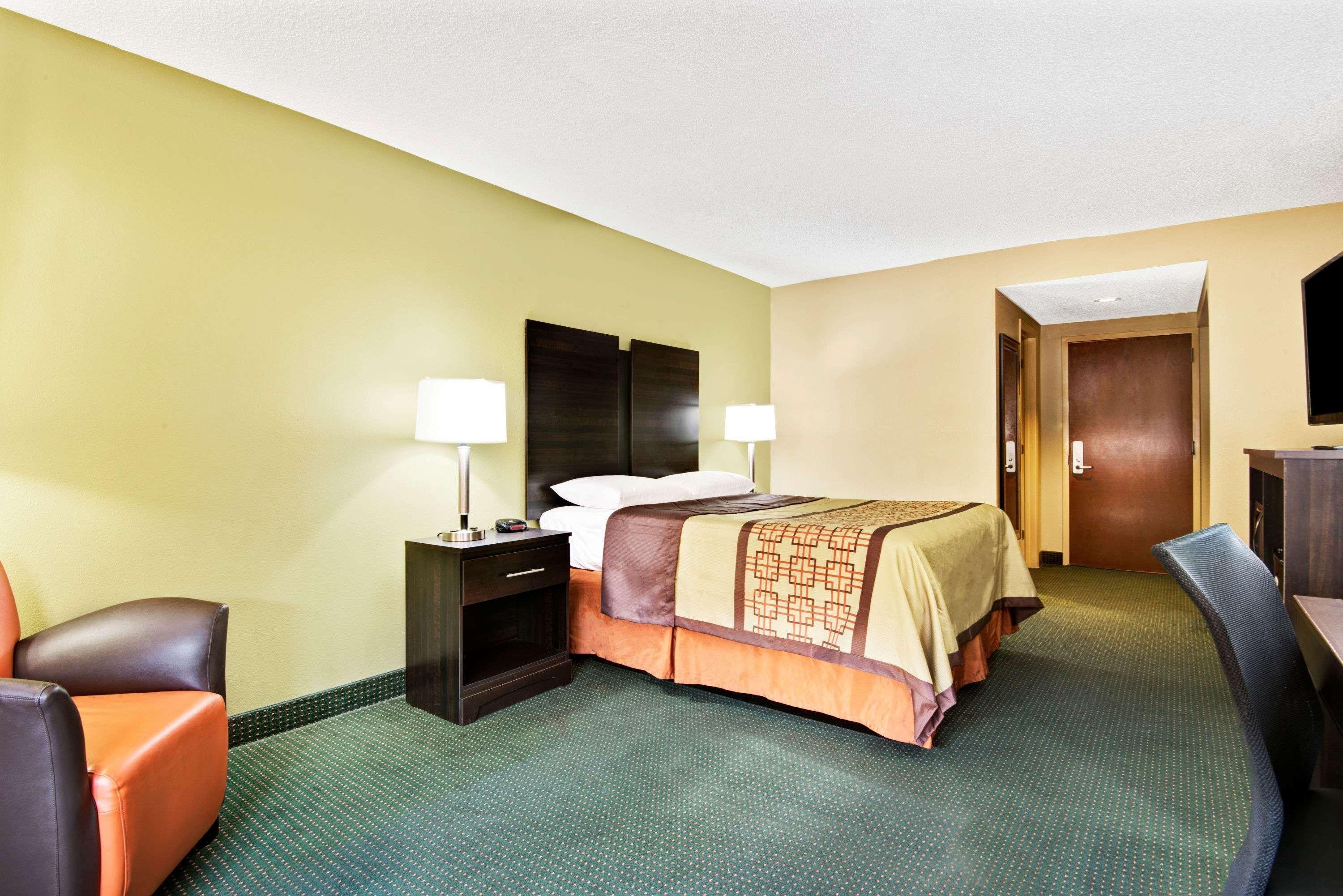 Super 8 By Wyndham Raleigh North East Hotel Exterior photo