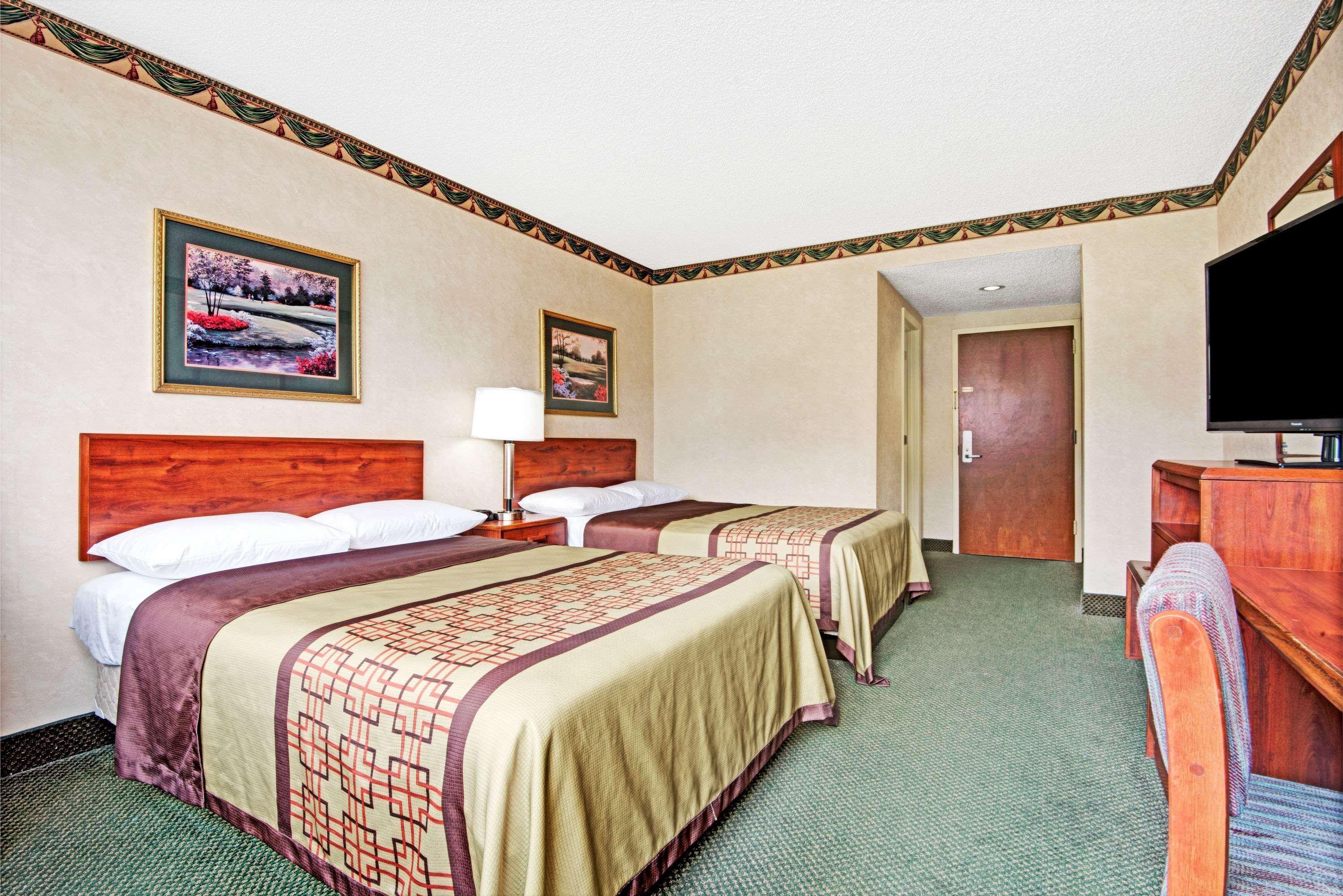 Super 8 By Wyndham Raleigh North East Hotel Exterior photo